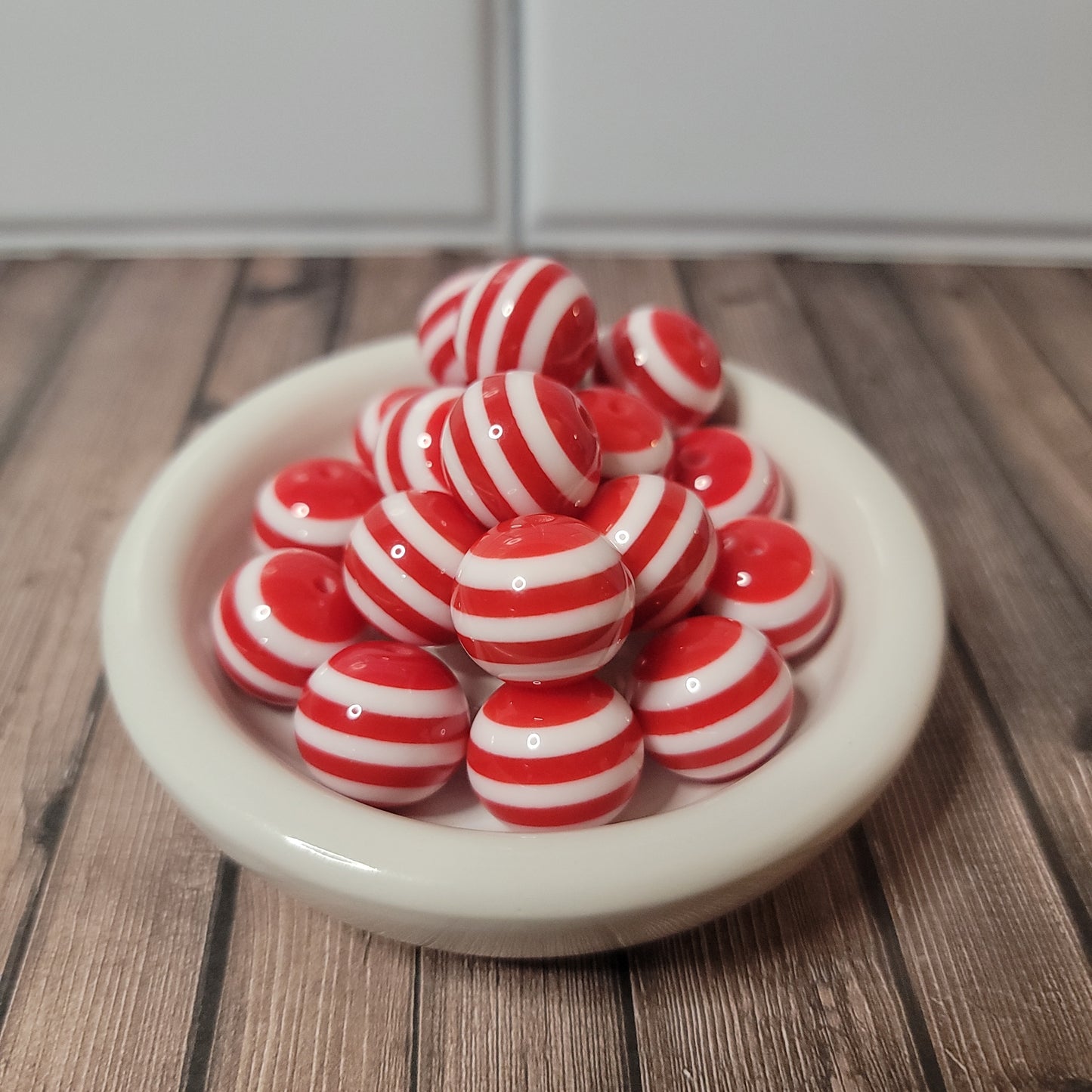 20mm Peppermint Red Stripe Beads