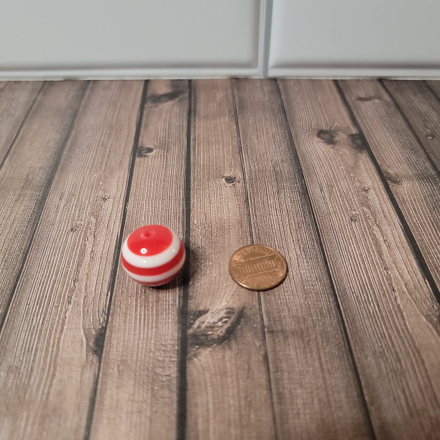 20mm Peppermint Red Stripe Beads