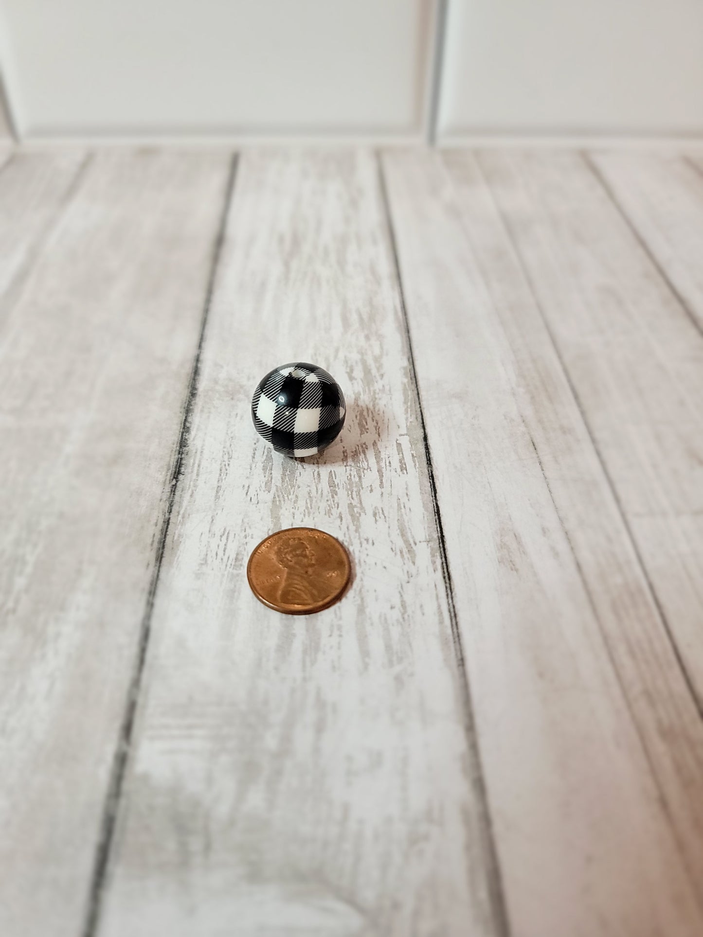 20 MM Black and White Plaid Beads