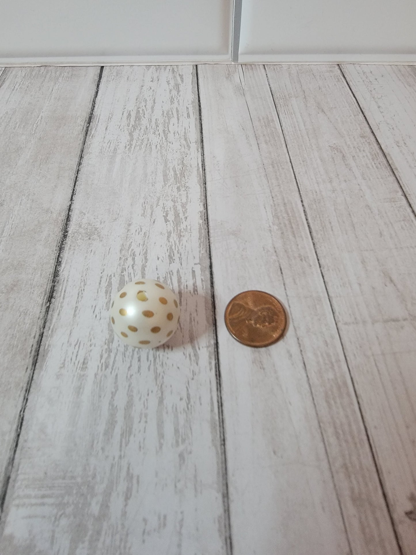 20mm White and Gold Polka Dot Beads