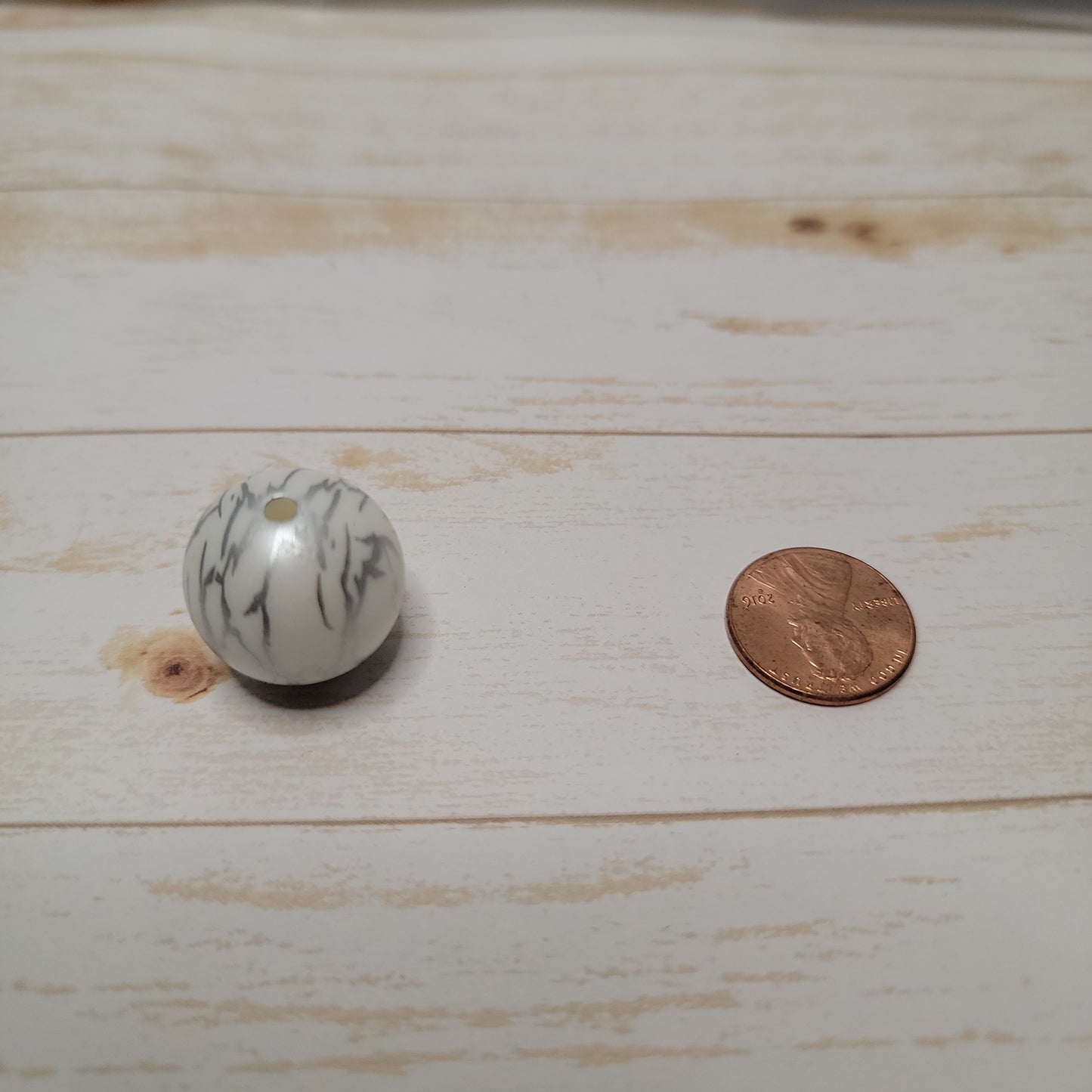 20mm Silver and White Lightning Beads